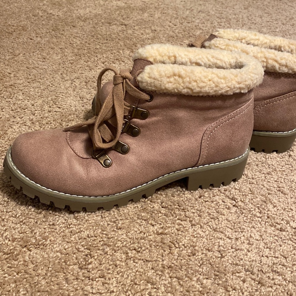 Women’s boots cliffs by white mountain